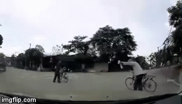 Video: Cụ bà bất ngờ vứt xe đạp giữa đường, nằm kềnh trước mũi ô tô khiến cụ ông hoảng hốt