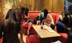 9 tiếp viên múa khỏa thân phục vụ khách, chủ quán karaoke bị phạt tiền