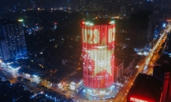 Hà Nội: Tòa cao ốc rực sáng quốc kỳ cổ vũ U23 Việt Nam