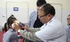 Cuối năm nhiều trẻ nhập viện có nguy cơ mù loà vì dị vật đâm vào mắt