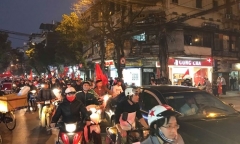 Việt Nam vào chung kết, người hâm mộ đổ ra đường ăn mừng trong hạnh phúc vỡ òa