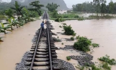 Ngành đường sắt chuyển hơn 1.000 hành khách ra khỏi vùng lũ