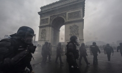 Quang cảnh như 'chiến trường' tại Paris sau vụ biểu tình bạo lực