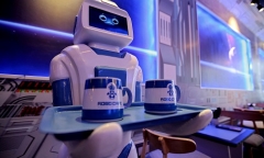 Chú robot bồi bàn ở quán cà phê Hà Nội phục vụ thế nào?