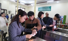 Ngày đầu triển khai soát vé qua cổng tự động, nhiều khách bỡ ngỡ