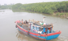 Tàu chở than và 13 người mất tích trong đêm mưa bão