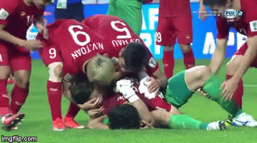 Video: Công Phượng ôm chặt cứng Đặng Văn Lâm sau chiến thắng nghẹt thở trước Jordan