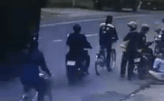 Video: Tai nạn kinh hoàng ập đến chỉ sau một cú hích 