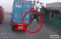 Liều lĩnh chạy xe tạt đầu container, thanh niên lãnh hậu quả đau đớn