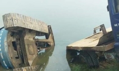 Tin tai nạn giao thông mới nhất ngày 15/4/2019: Xe tải đâm xe máy điện, 3 học sinh thương vong