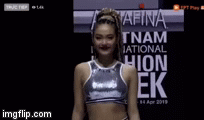 Video: Minh Hằng chiếm trọn sân khấu bằng pha “lộn cầu vồng” trên đường runway