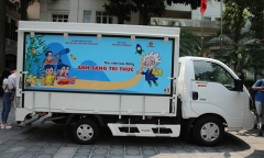Xe thư viện lưu động mang những cuốn sách hay tới các em nhỏ