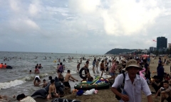 Bãi biển Sầm Sơn đông nghịt du khách, thành phố ra công văn khẩn