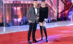 Á hậu Trương Thị May diện “cây đen” sánh đôi cùng MC Anh Tuấn trên thảm đỏ 