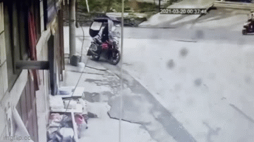 Video: Người đàn ông nhanh trí thoát chết trong gang tấc khi xe bồn lao vào nhà dân
