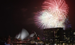 Chiêm ngưỡng màn pháo hoa sớm đón năm mới trên cảng Sydney, Australia