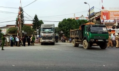 Thanh Hóa: Đang đi trên đường, cụ ông 83 tuổi bị xe đầu kéo cán chết thương tâm