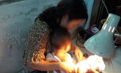 Người mẹ bất lực chứng kiến con bị thang cuốn sân bay Tân Sơn Nhất kẹp đứt tay