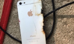 Rò rỉ điện, nam thanh niên tử vong khi dùng điện thoại iPhone đang sạc pin