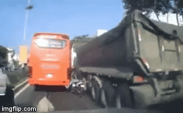 Cố lách vào khe hẹp giữa xe khách và xe ben, nam thanh niên nhận cái kết