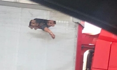 Xót xa hình ảnh người nhập cư đục lỗ trên thùng xe container vài ngày trước thảm kịch?