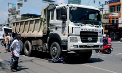 Xe tải kéo lê xe máy hơn 10m, 1 người nguy kịch