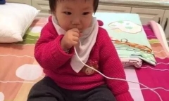 Mẹ bận không để ý, con nhỏ chết vì nghịch sạc pin điện thoại