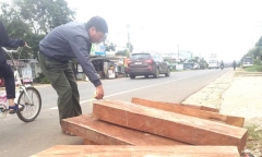 Bị truy đuổi, tài xế xe tải bỏ lại gỗ quý bên đường để chạy trốn