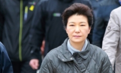 Phà Sewol được kéo lên và sự sụp đổ của Tổng thống Park