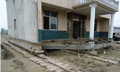 Không nỡ phá nhà để trả đất, người đàn ông dịch chuyển nhà 3 tầng bằng con lăn