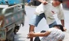 Bắt giam người chồng chém gần đứt lìa bàn tay vợ vì ghen tuông