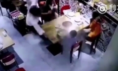 Tá hỏa thấy nồi lẩu nóng hắt vào mặt cháu bé