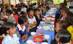 Hơn 100 học sinh có dấu hiệu ngộ độc sau bữa ăn ngày khai giảng
