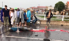 Một phụ nữ bị sét đánh chết khi đi qua cầu