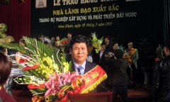 Kỷ luật cảnh cáo hiệu trưởng dùng ngân sách 