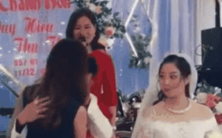 Bỏ mặc cô dâu đứng bên, chú rể thản nhiên ôm 