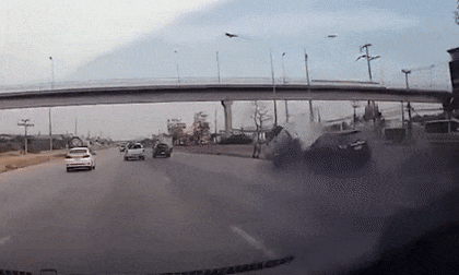 Video: Xe bán tải mất lái rồi đâm tung dải phân cách, 3 người văng khỏi xe
