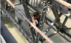 Giải cứu thành công người thanh niên ôm theo con nhỏ định nhảy cầu Long Biên