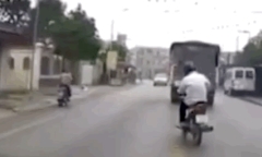 Tránh ô tô, người đàn ông đi xe máy cuống cuồng đạp phanh đến văng cả dép