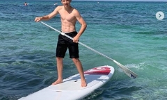 Con trai David Beckham 'khoe' thân hình 6 múi đầy nam tính