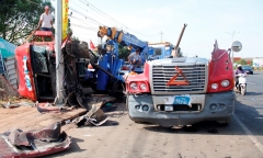 4 người thoát chết trong đầu xe container đứt đôi