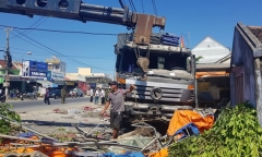 Tin tai nạn giao thông mới nhất ngày 10/4/2019: Xe tải lao vào quán nước mía, 5 người trọng thương
