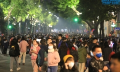 Phố đi bộ Hồ Gươm vẫn đông nghịt sau chỉ đạo hạn chế tập trung đông người