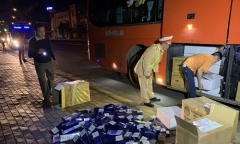 Kiểm tra xe khách, phát hiện thùng ghi 