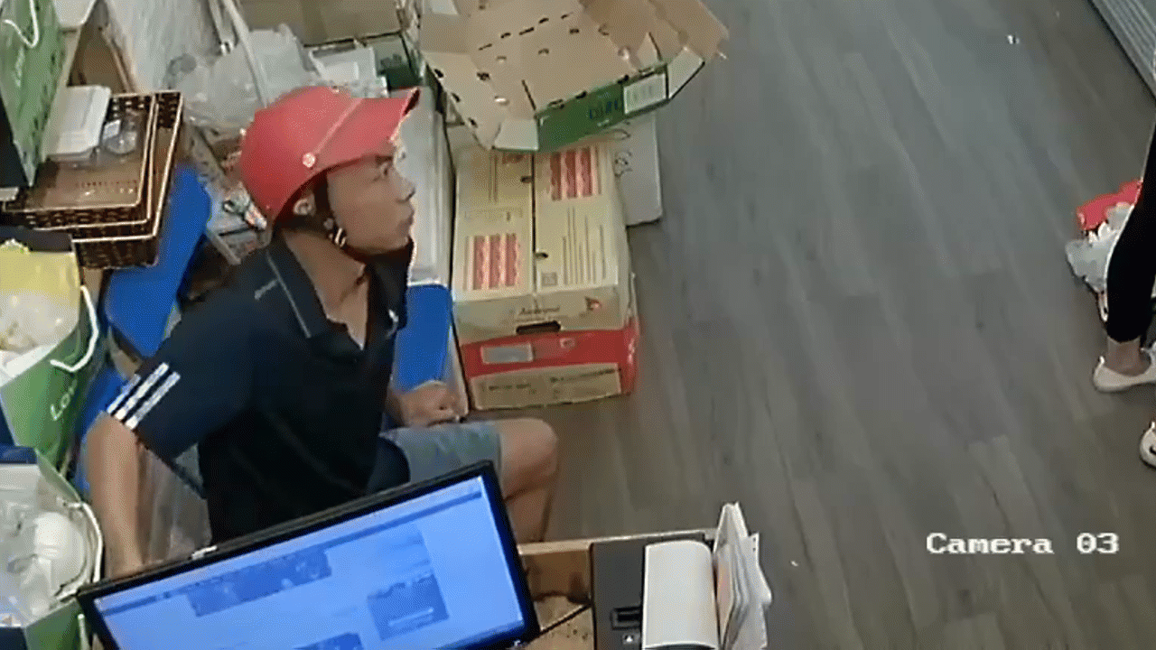 Video: Vờ mua hàng, thanh niên dùng 