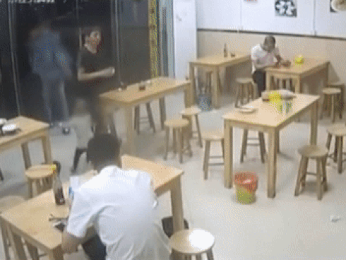 Video: Con gái 2 tuổi chạy theo bố gào khóc thảm thiết vì bị “gán nợ” ở quán mì