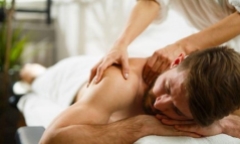 Bắt quả tang 3 nữ nhân viên đang massage kích dục cho khách hàng tại TP.HCM