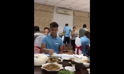 Văn Thanh khiếp vía vì bị đồng đội dọa nạt bằng rắn nhựa
