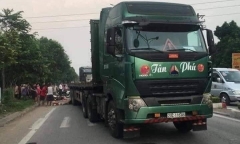 Tin tức tai nạn giao thông mới nhất hôm nay 18/9/2019: Container thực nghiệm vụ Innova đi lùi tông chết người