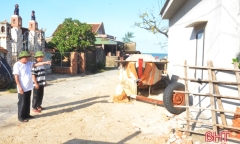 Cán bộ thôn tại Hà Tĩnh tự nguyện cắt nhà ở để hiến đất làm đường 